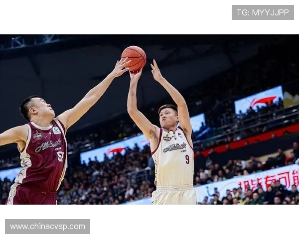 周鹏:从篮球场上的传奇到生活中的榜样,展现不屈精神与团队力量